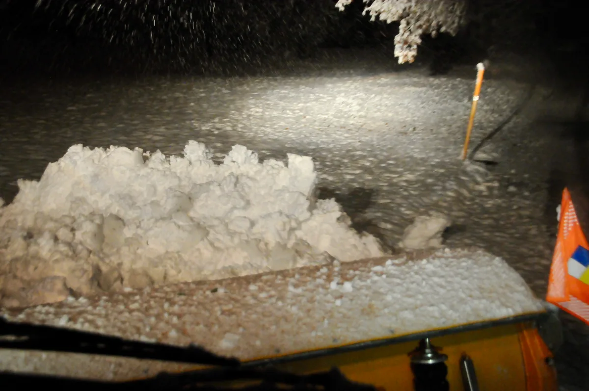 Man sieht einen grossen Schneehaufen.